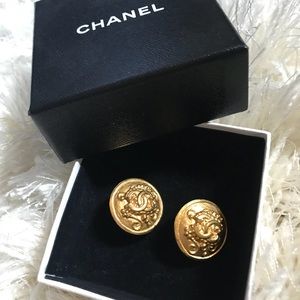 COPY - Chanel swirl button earrings